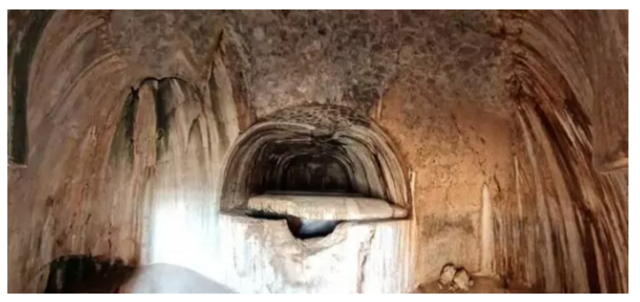 این تصویر کاملی از داخل مقبره خشایارشا است که سه فضای گنبدیشکل، داخل این آرامگاه را تشکیل داده است