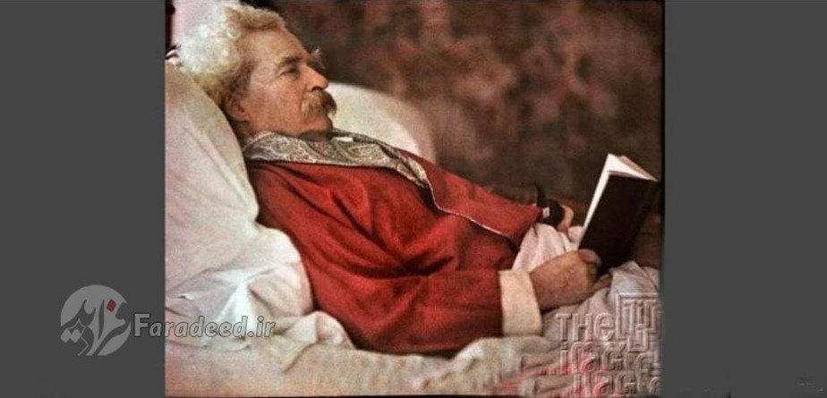 مارک تواین در حال مطالعه در رختخواب سال ۱۹۰۸