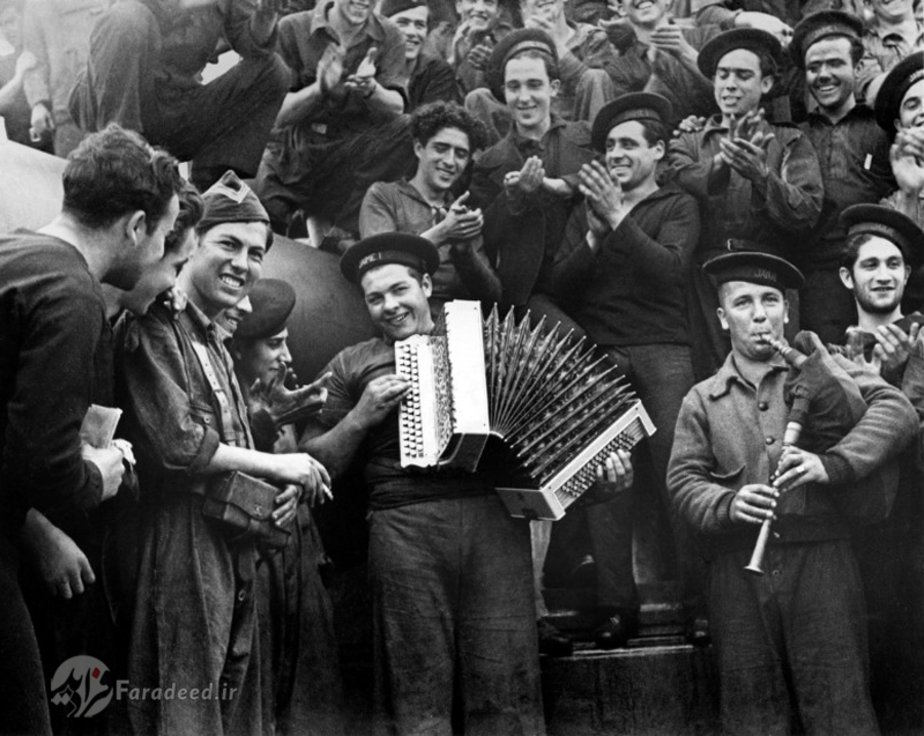 تفنگداران نیروی دریایی در حال نواختن ساز در عرشه کشتی جنگی در