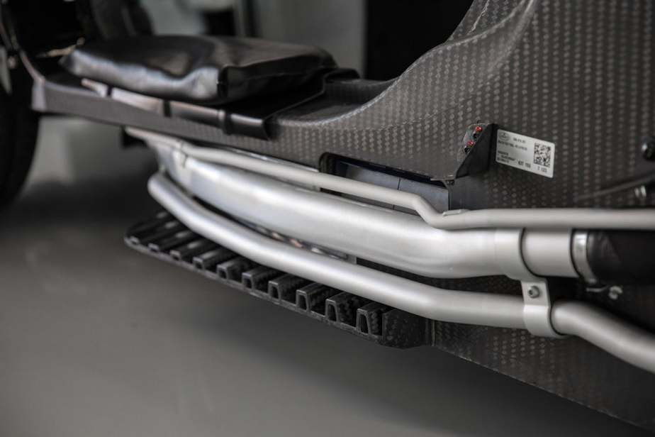 برخی از لوله‌های مایع خنک کننده بوگاتی شیرون در اینجا دیده می‌شوند. به گفته بوگاتی، قطر لوله‌های آب به اندازه جت آبی آتش‌نشانی و نرخ جریان به همان نسبت بالاست 