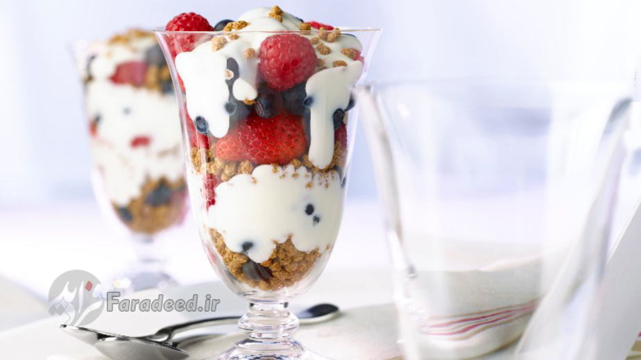 مخلوط ماست و توت فرنگی در وعده صبحانه