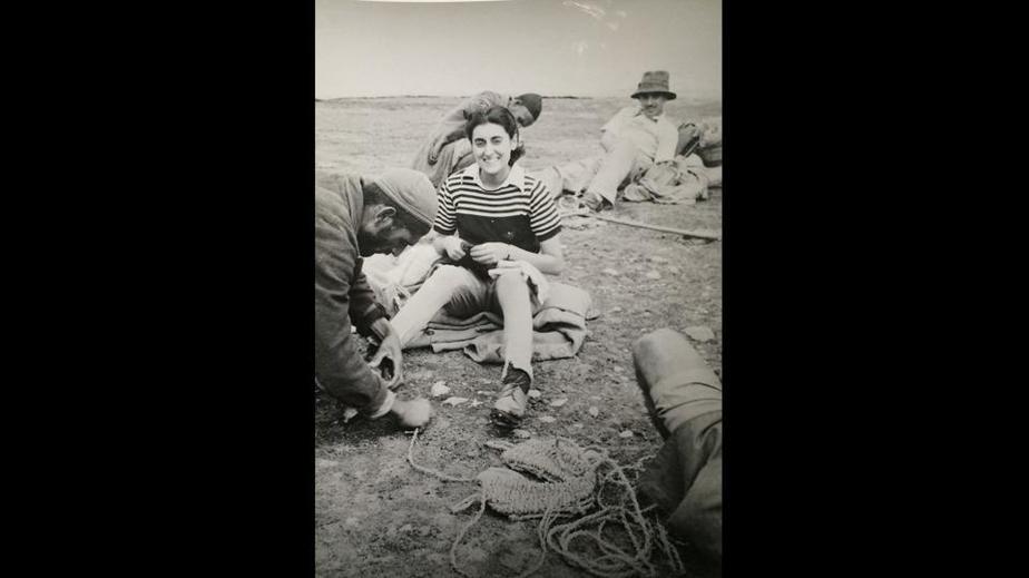 عکسی که توسط فیروز گاندی (همسر ایندیرا گاندی) در دوران ماه عسل و در منطقه کشمیر ثبت شده است 