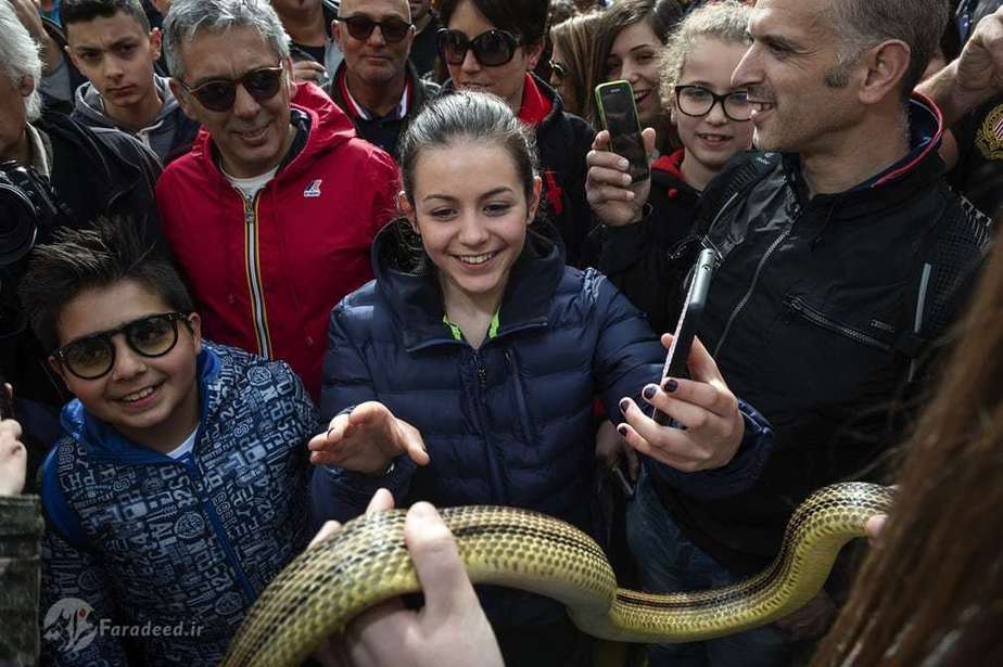 دخترهای جوان شور و حال خاصی برای عکس گرفتن با مار را دارند