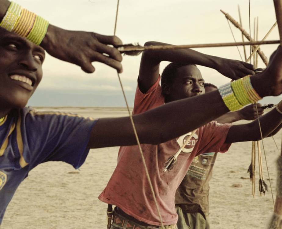 جوانان قبیله هادزا تیروکمان‌های دست‌سازشان را آزمایش می‌کنند