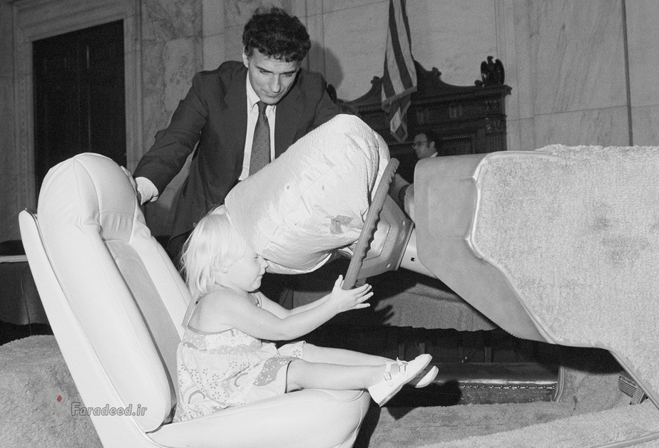 رالف نادر در جریان کنفرانس خبری در 5 ژوئیه 1977 به دفاع از داشتن کیسه هوا و کمربند ایمنی برای خودروها نمود
