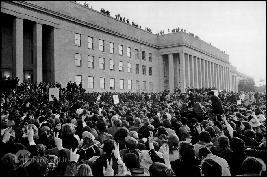 آمریکا، ویرجینیا، آرلینگتون، 21 اکتبر 1967| تظاهرات مسالمت آمیز ضد جنگ ویتنام در مقابل پنتاگون
