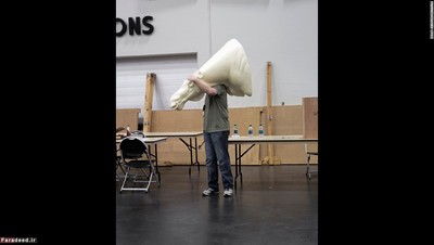 این مرد مانکن گوزن شمالی را با دستانش بلند کرده است