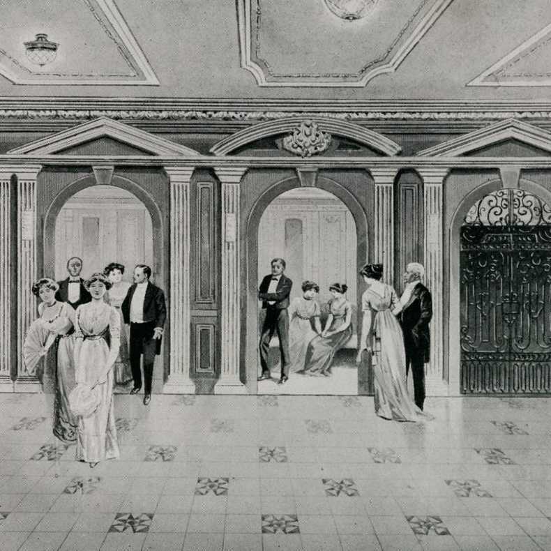 آسانسورها: مسافران کلاس درجه یک امکان استفاده از سه آسانسور برقی طلاکاری شده را داشتند. آسانسورها در جلوی پلکان بزرگ کشتی قرار داشتند. همچنین، یک آسانسور در دسترس مسافران کلاس درجه دو قرار داشت 