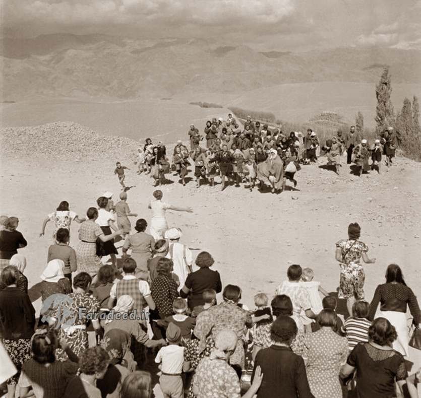 گروهی از آوارگان لهستانی از پناهجویانی لهستانی که تازه از شوروی به سمت ایران آمده اند استقبال میکنند. آبان 1321