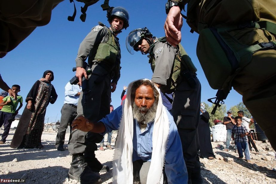 پلیس اسرائیل مانع از ورود مرد فلسطینی به خانه‌اش می‌شوند