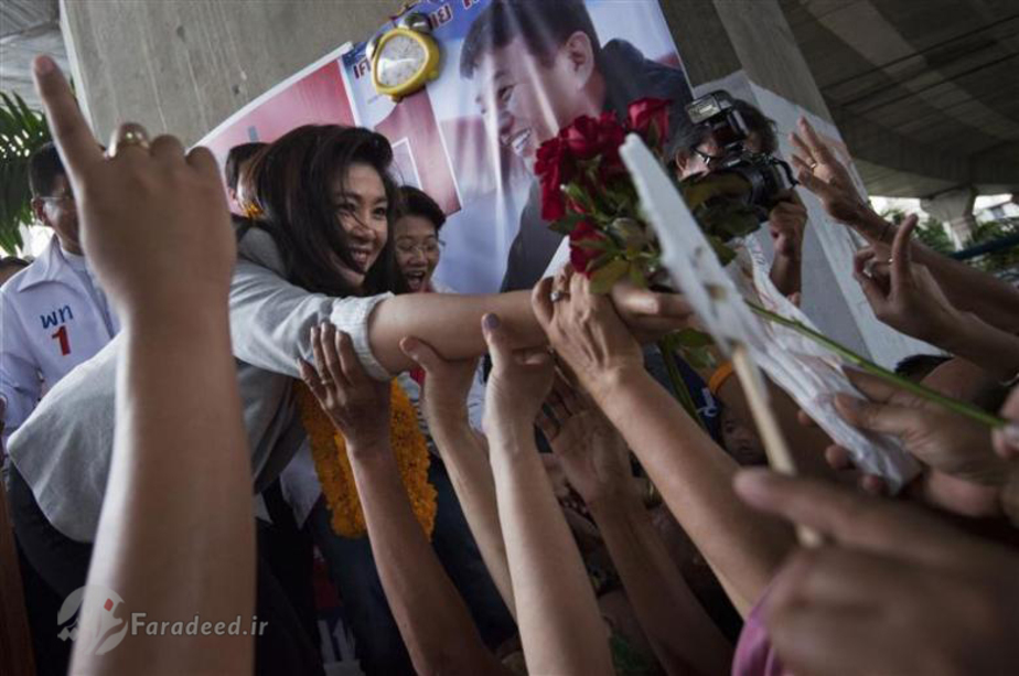 شیناواترا در میان هوادارن خود در جریان رقابت های انتخاباتی در بانگوک. ژوئن سال 2011