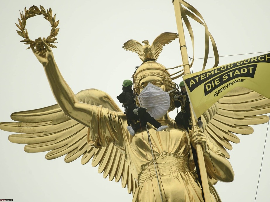 نصب ماسک روی مجسمه در برلین در اعتراض به آلودگی هوا 