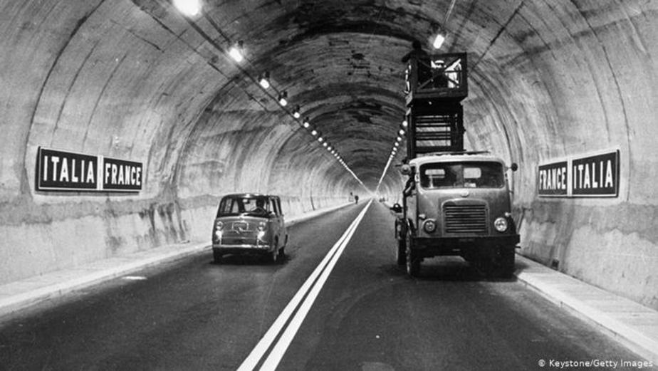 تونل مون بلان یک تونل مرزی بین فرانسه و ایتالیا به طول ۱۱ کیلومتر و ۶۰۰ متر است که در سال ۱۹۶۵ افتتاح شد