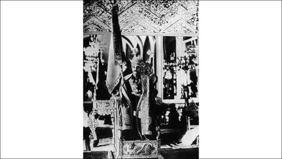 رضا خان پس از تاجگذاری در سال ۱۳۰۵