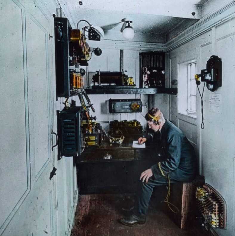 اپراتور بی سیم: فناوری ارتباط بی سیم مورد استفاده در تایتانیک در آن زمان چیز نسبتا جدیدی بود. این فناوری با انتقال کد مورس روی یک فرکانس موج رادیویی باز کار می کرد 