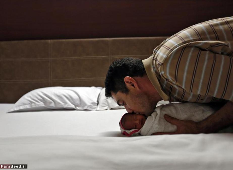 شادمانی دانیل و بوسه او بر صورت گابریلا نازه به دنیا آمده