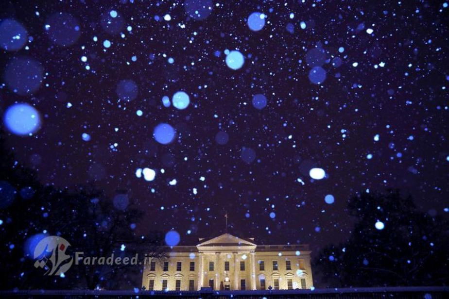 بارش برف بر برفراز کاخ سفید در واشنگتن.