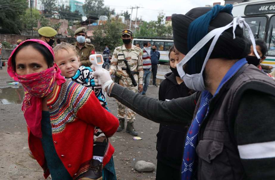 دمای بدنِ همه مسافران در اتوبوسهای عمومی اندازهگیری میشود. عکاس: Jaipal Singh/EPA