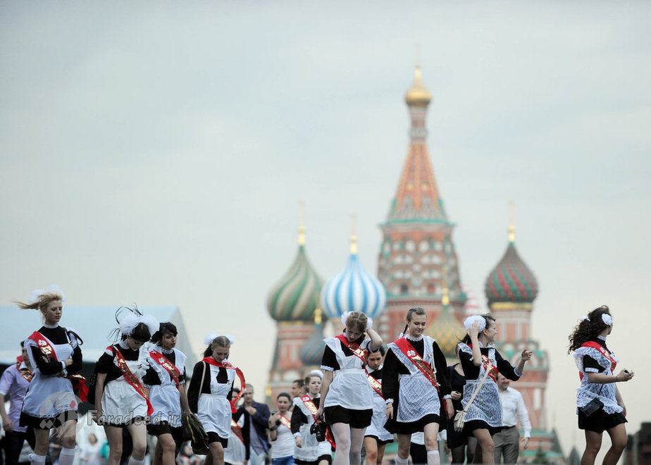 روسیه (2011) دختران فارغ التحصیل آخرین روز مدرسه را در میدان سرخ مسکو جشن گرفته اند. 