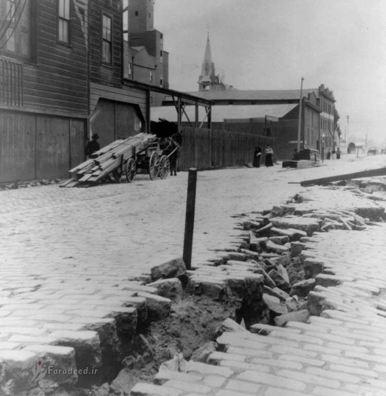 1906- زمین‌لرزه در سان‌فرانسیسکو شکافی در خیابان که توسط زمین‌لرزه‌ای به قدرت 7.8 ریشتر در سان‌فرانسیسکو، کالیفرنیا ایجاد شد. نزدیک به هشتاد درصد سانفرانسیسکو در این زمین‌لرزه و آتش‌سوزی حاصل از آن نابود شد.