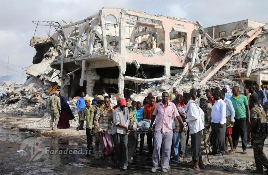 شهروندان در حال حمل جنازه ای که در جریان انفجار در موگادیشو، سومالی کشته شده است