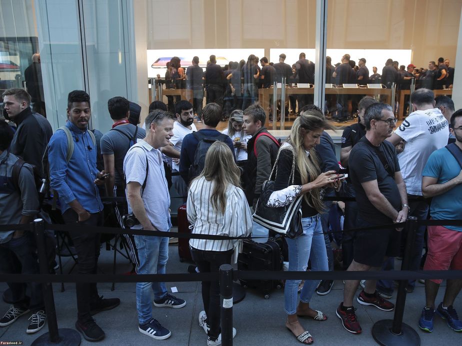 صف خرید گوشی آیفون 8 در نیویورک