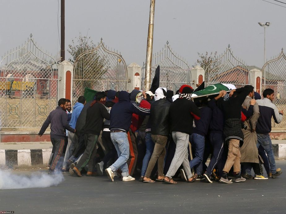 مراسم تشییع یکی از جان‌باختگان کشمیر در تظاهرات سرینگر
