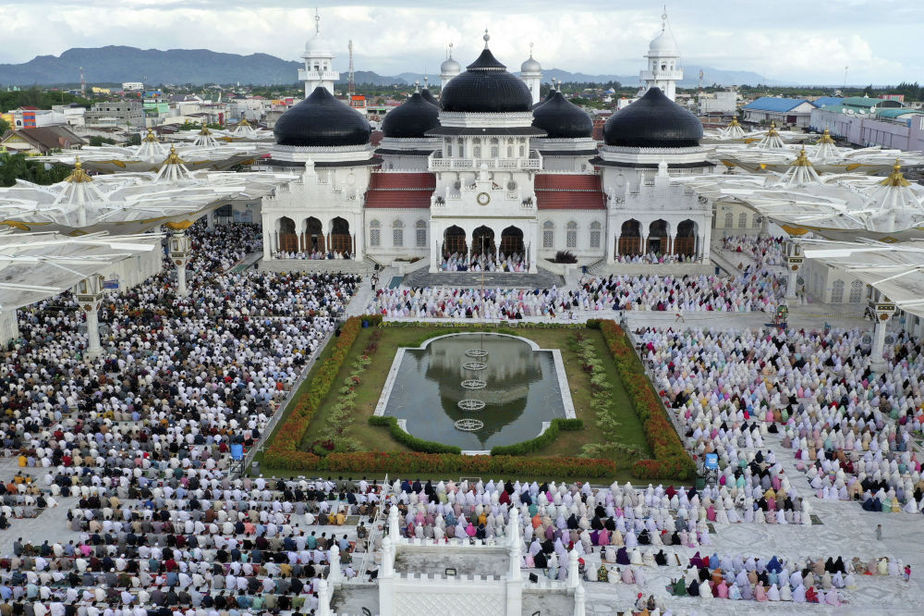 نمایی از نماز در مسجد بیت الرحمان اندونزی