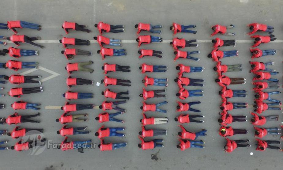 کارگران مخصوص ارسال غذا به درب منازل مشغول تمرین در شانگهای