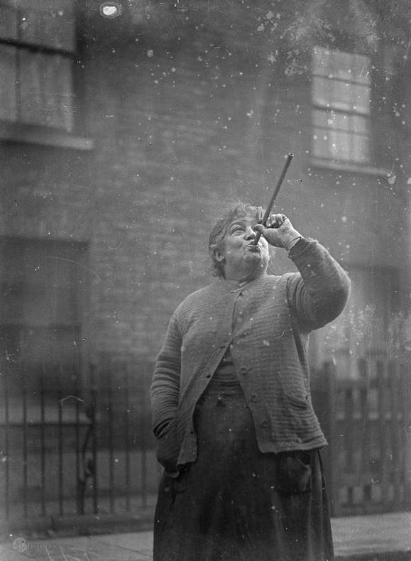 کارگران اندکی ساعت زنگدار داشتند، بنابراین افرادی مثل ماری اسمیت، با پرتاب نخود فرنگی به شیشههای پنجره آنها را بیدار میکردند. شرق لندن در سال 1927.