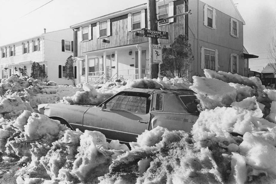 1978- کولاک بزرگ ماشینی در ماساچوست که زیر برف دفن شده است. کولاک شیدی ناحیه شمال شرقی آمریکا را در برگرفت و ارتفاع برف به 27 اینچ رسید. 