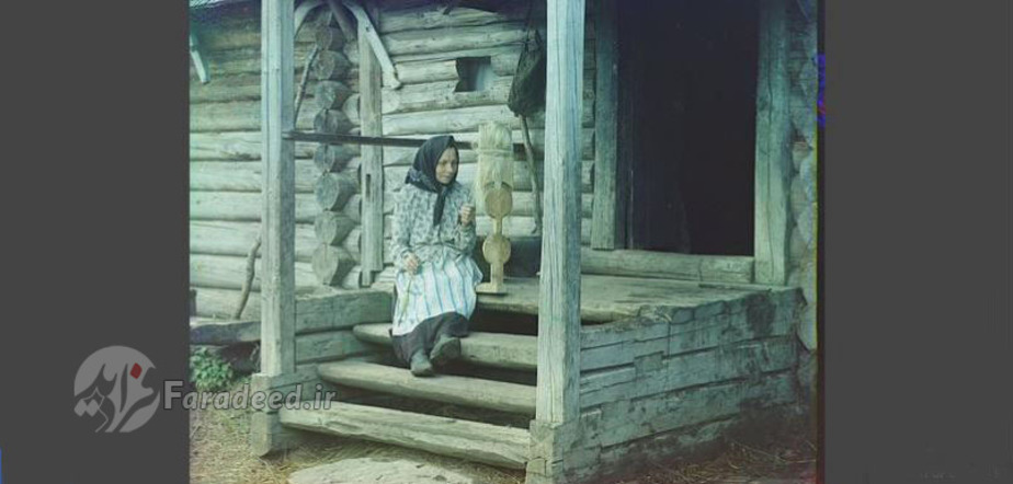 نخ ریسی سال ۱۹۱۰ ، زنی میانسال در روسیه مشغول نخ ریسی است