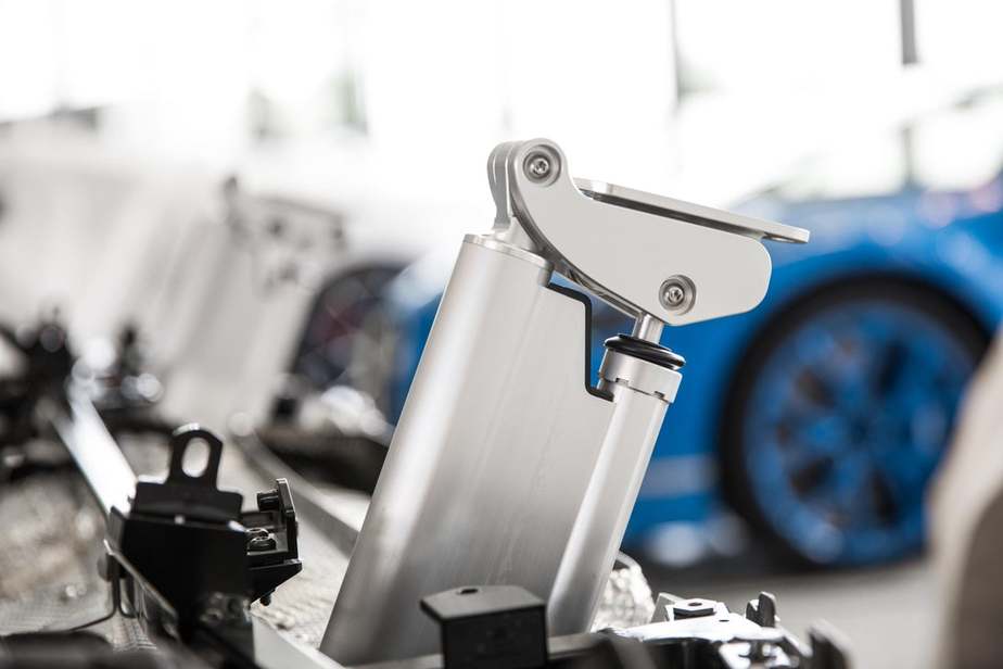 پشتیبان مکانیکی برای بال عقب شیرون در اینجا دیده می‌شود. پیستون‌ها به بال اجازه می‌دهند تا به سمت بالا و پایین حرکت کرده تا نیروی پسا کافی برای کمک به هندلینگ و ترمز تولید شود. 