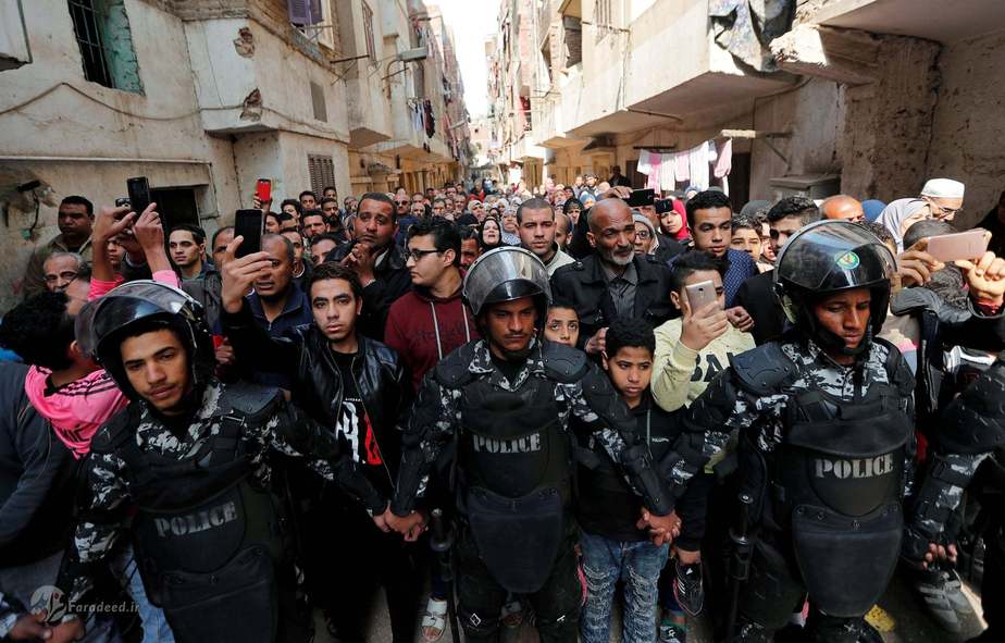 افسران پلیس در مراسم تدفین «محمود ابو الیزید» که در یک انفجار در مصر کشته شد، شرکت کرده اند. 