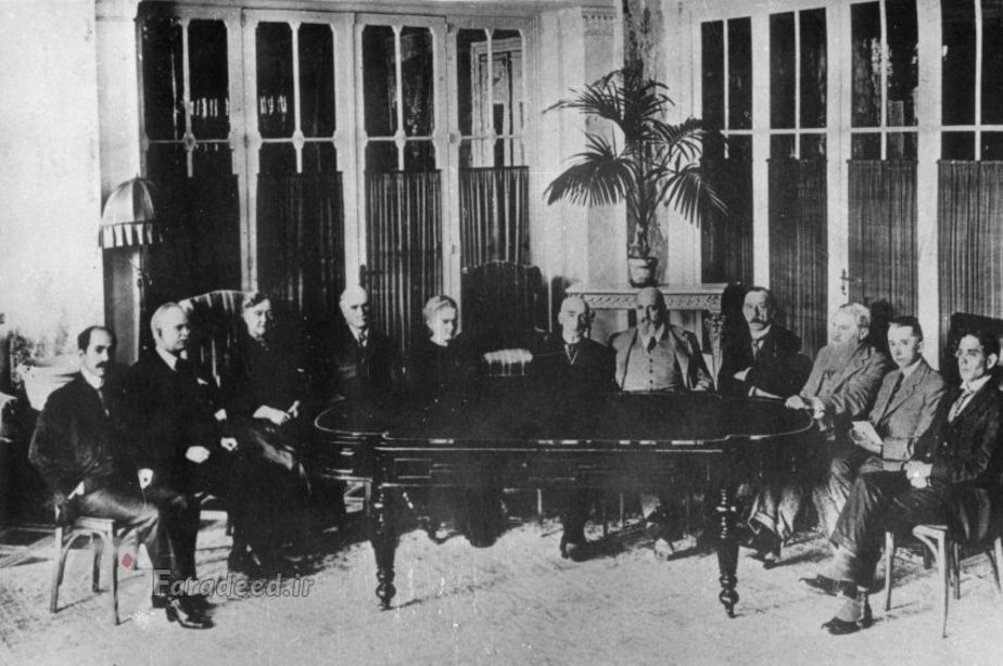 ماری و پیر وجهی کـه از بـابت جـایزهٔ نوبل به آنها پرداخت شد، به منظور پرداخت قروضی که در راه انجام آزمـایشهـای علمی خود از دوستان گرفته بودند پرداخت کردند.