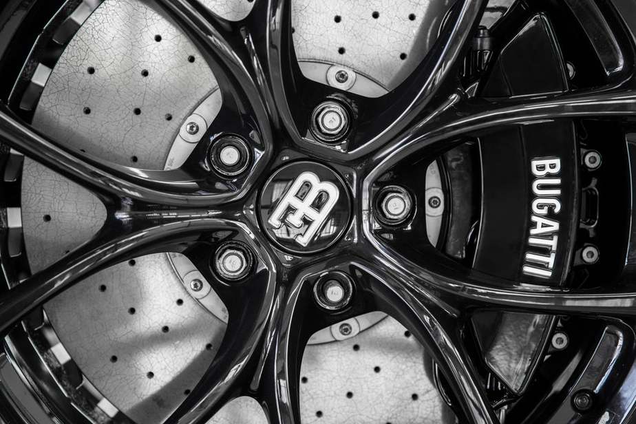 در اینجا نمایی نزدیک از یک چرخ بوگاتی شیرون قابل مشاهده است. اندازه دیسک ترمز جلب توجه می‌کند