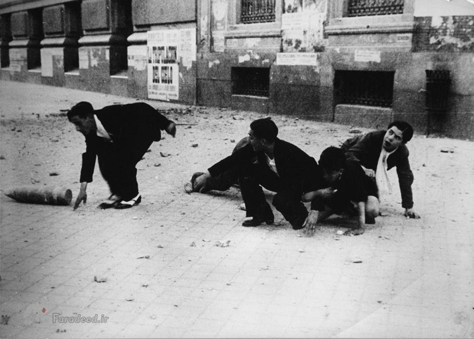 مردم از صحنه نبرد در خیابان های شهر می گریزند.