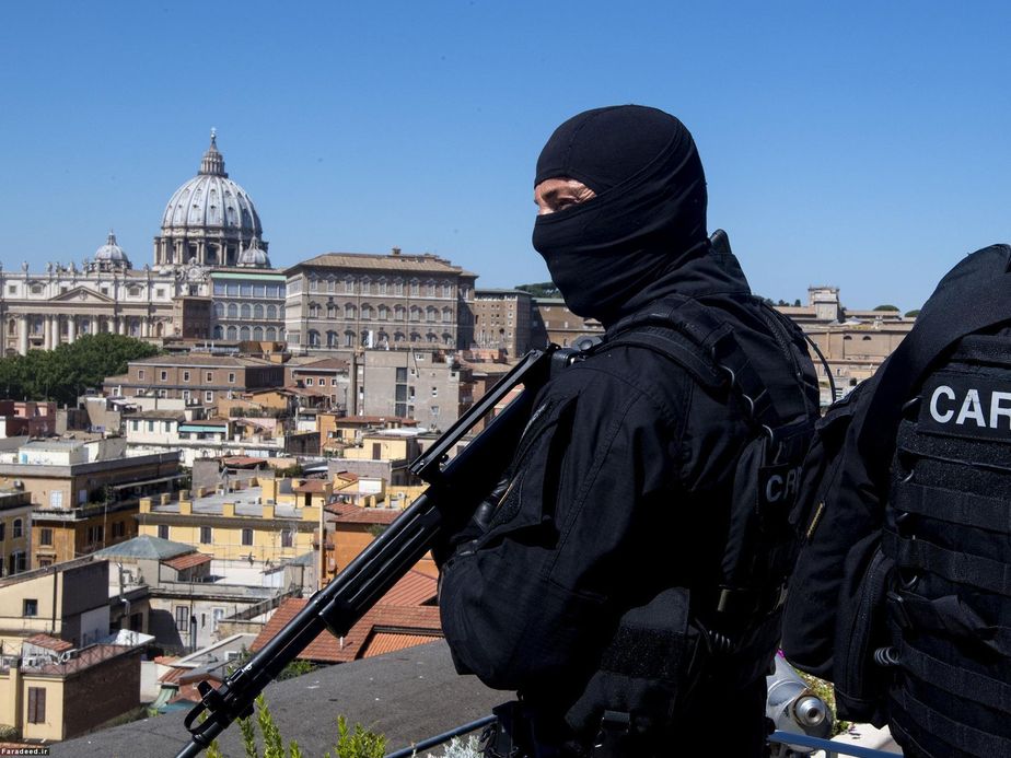 گشت پلیس ایتالیا در نزدیک کلیسای سنت پیتر در رم