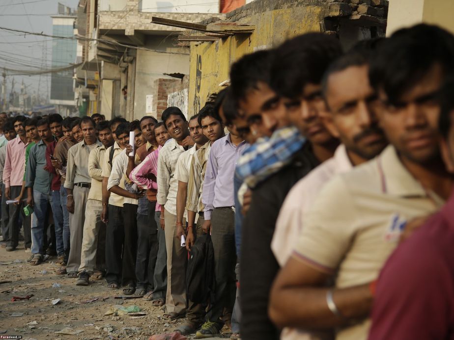 صف طولانی بانک در هند برای تعویض اسکناس