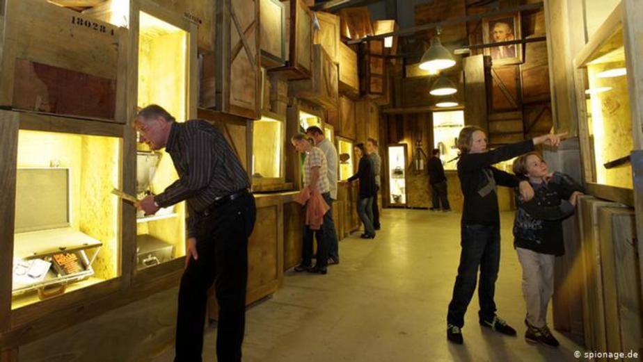 نمایی ازبازدیدکنندگان نمایشگاه سیر تحولات تجهیزات جاسوسی در شهر اوبرهاوزن. آماده‌سازی این نمایشگاه سه سال زمان برده است 