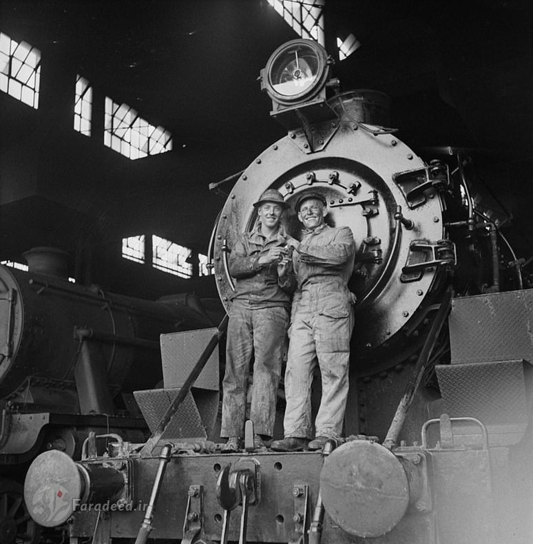 عکس یادگاری مهندس امریکایی و انگلیسی با لوکوموتیوی که قرار است ادوات و تجهیزات کمکی را به شوروی برساند.