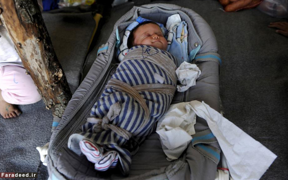 دختر بیست روزه سوری که در اردوگاه پناهندگان در مرز یونان مقدونیه متولد شده