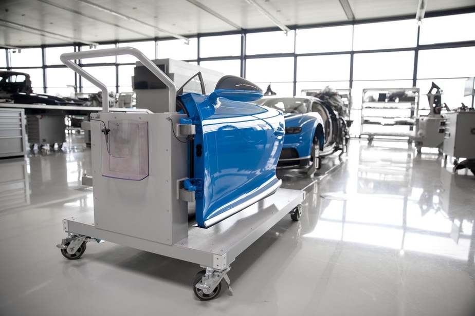 درب خودرو بوگاتی شیرون که به تازگی رنگ شده آماده اتصال به خودرو است 