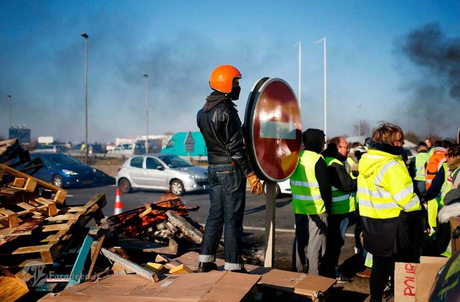 تظاهرات مردم در فرانسه برای بالا رقتن قیمت سوخت. در ۱۴ روز درگیری بین مردم و دولت حدود ۴۵۰ نفر مجروح شدند.