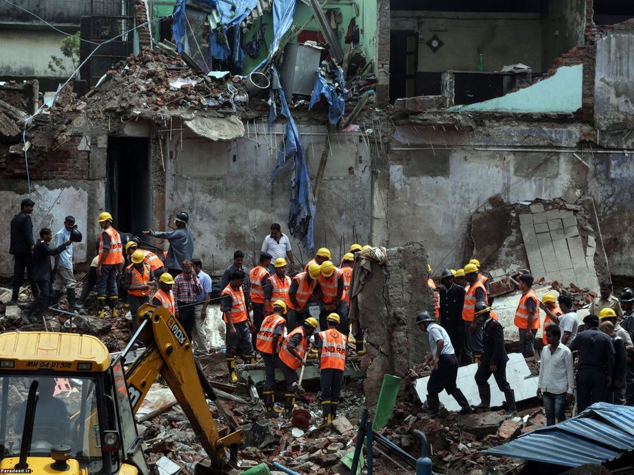 جستجو برای قربانیان ریزش آوار در حومه بمبئی
