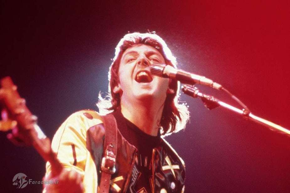 پل مک کارتنی در سال 1970 روی صحنه در حال اجرا