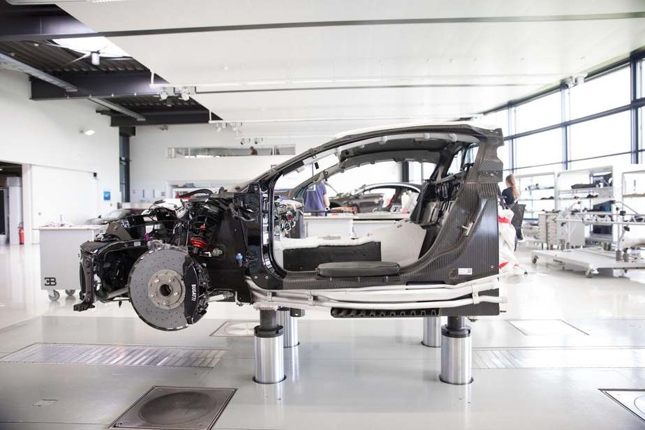 از زمان ثبت سفارش تا زمان تحویل خودرو شیرون به مشتری حدود شش ماه طول می‌کشد. بیشتر قطعات اصلی در محل دیگری تولید می‌شوند و برای مونتاژ به آتلیه بوگاتی انتقال داده می‌شوند 