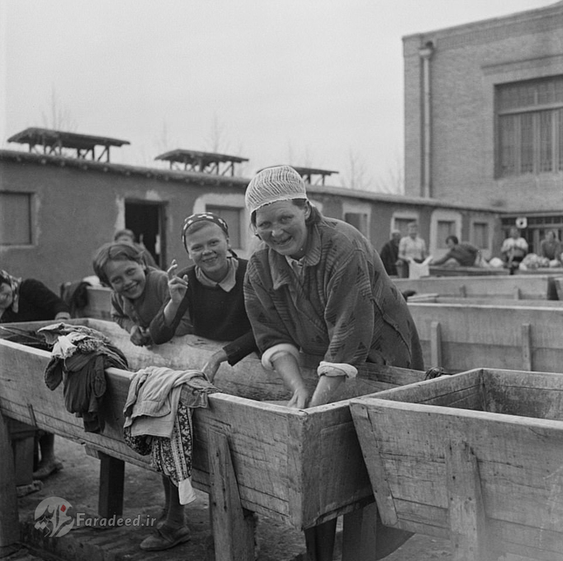 زن و کودکان لهستانی آواره جنگ جهانی دوم در حال شستشوی رخت و لباس در کمپ آوارگان