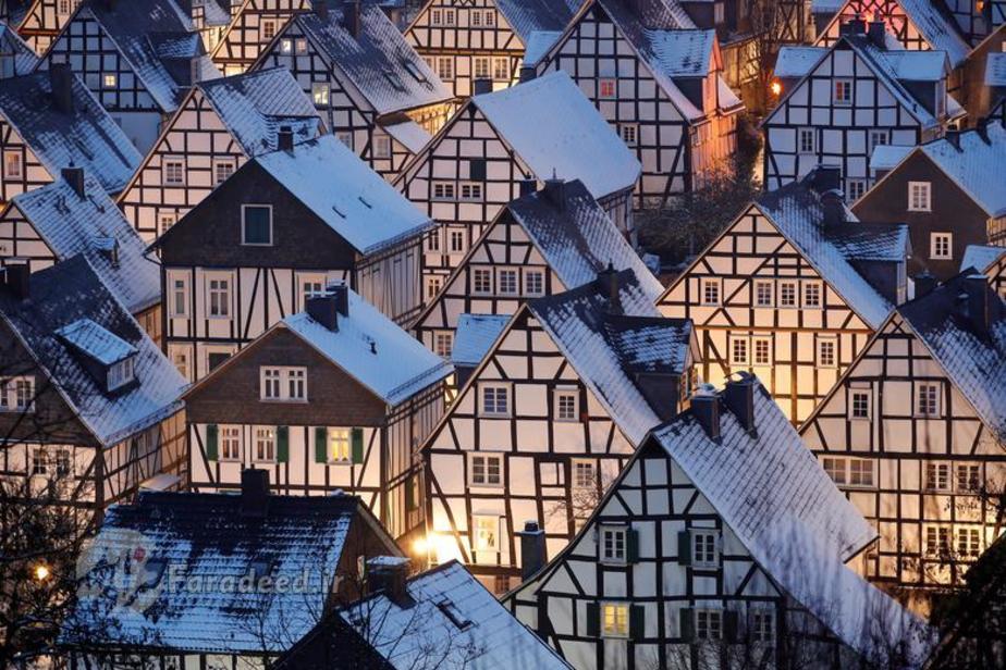 خانه های تاریخی متعلق به قرن 17 میلادی در استان شمالی وستفالیا-راین در نزدیکی شهر زیگن در آلمان از برف پوشیده شده اند.