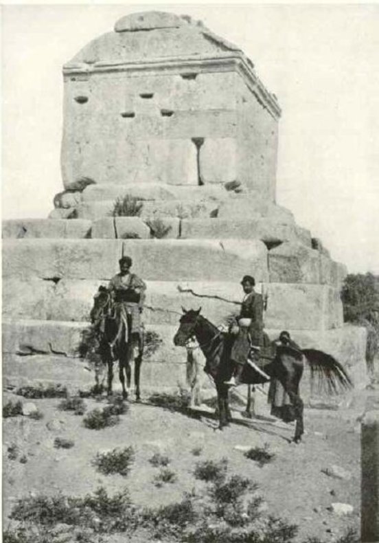 آرامگاه کوروش کبیر در پاسارگاد 